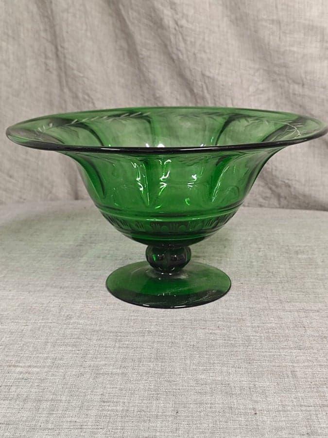 Grön glasskål på fot i art deco-stil